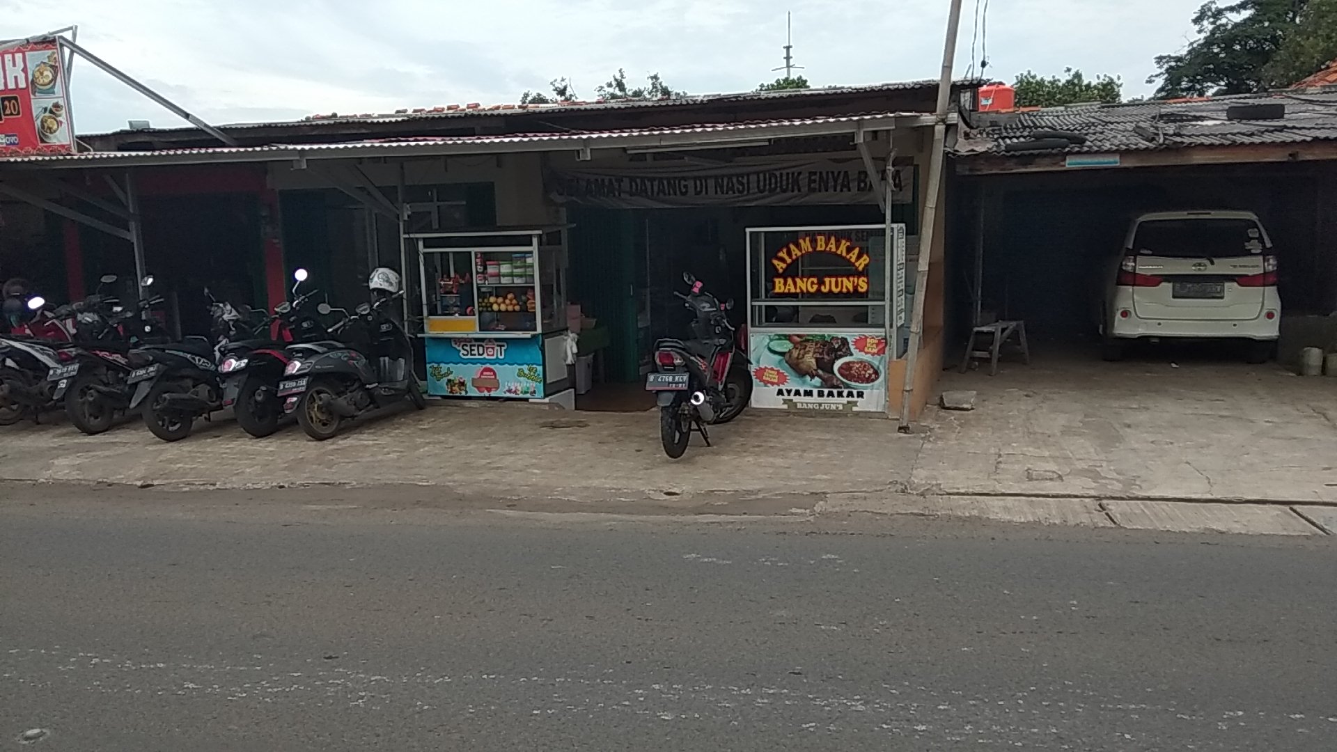 tampilan depan nasi uduk enya baba